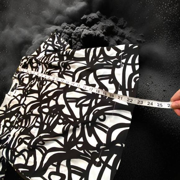 J. Crew 365 Abstract Black & White Cropped Faux Silk Blouse Size 4 - Picture 3 of 10